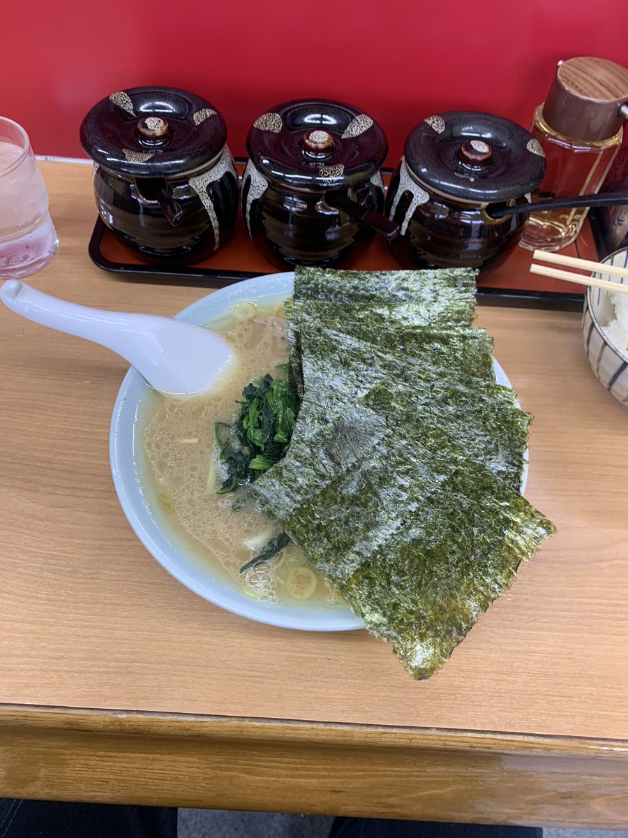 zenmindenter's tweet photo. 雪予報だけど雨なので、高速空いてると思い千葉まで弾丸ツアー。
食べたがってた人をやっと連れてこれた。😁店主は、高校の同級生。寒くても並んでる人気店。家系ラーメンで、味はピカイチ！ホント、有名になったなぁ〜。　#千葉屋 https://t.co/VXWPJ66TVZ