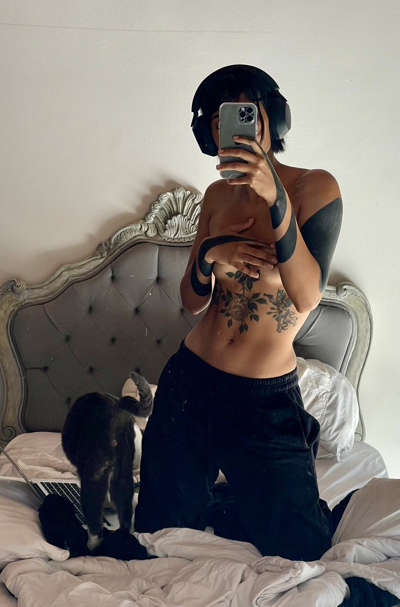 saratwitera's tweet photo. y este abdomen mañanero es cual https://t.co/ez3xZzVhdd