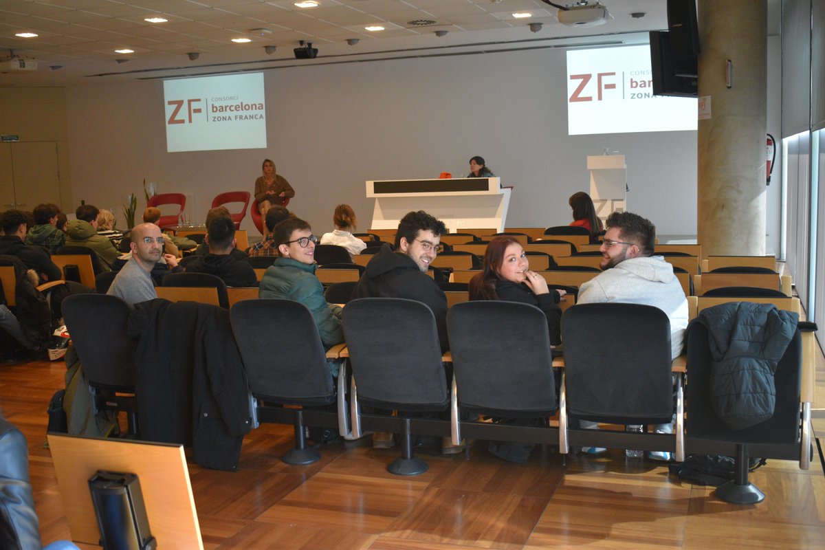 InsNarMont's tweet photo. Visita al @ConsorciZF per respondre al seu repte:
Com atreure talent femení al sector industrial?
amb l'ajuda del #MetropolisFPLab
Aquí en 1r pla, l'equip ChemFem del CFGS de Química Industrial + el nostre Coord. d'Innovació
Demà dia important #11F2023 #STEM #DiaNenaiDonaCiència https://t.co/gyDRdw1UNa