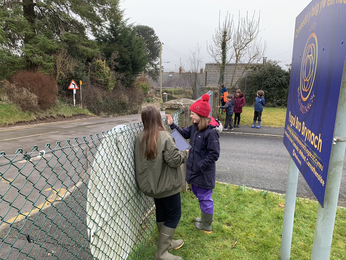 BroBrynach's tweet photo. KS2 pupils enjoyed carrying out a traffic survey to see how fast the traffic travel through the village in Gwener Gwyllt this morning 🚛🚎🚗 #localtraffic #trafficsurvey #trafficspeed @_OLW_ @ysgolawyragored we https://t.co/crcU0R7Alw