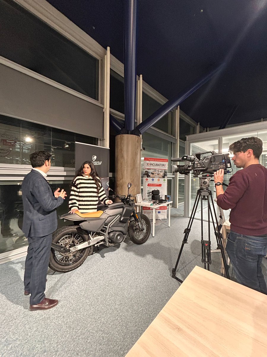 3D_Incubator's tweet photo. ¡Estamos de rodaje 📽!
Nos han visitado el equipo de @rtve para el programa de @AQHT_TVE 🚀
Ha sido una muy buena oportunidad de dar a conocer las ventajas de formar parte del #3DEcosystem📲

@ConsorciZF | @Leitat https://t.co/hE4YVd5OX2