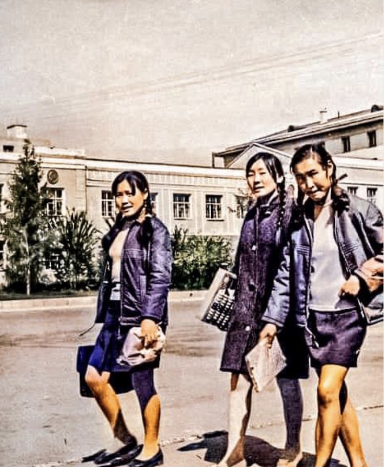 bayarma_0621's tweet photo. Санхүүгийн оюутнууд сампингаа бариад явж байна 1970 #гэнээ https://t.co/6caUsT8lxF