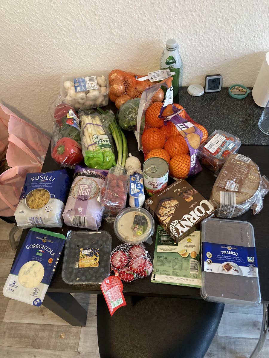 wiedmann_s's tweet photo. 28 euro from Aldi- 1kg onion, mushroom, 3 peppers, 2kg orange, granola bars, broccoli, one bushel asparagus, pint blueberries, basmati rice, pasta, 5 heads garlic, 500g cherry tomato, tomato can, Gorgonzola and babybel cheese, half a loaf bread, green onion, hummus, tiramisu 😎 https://t.co/rDxVk765c2