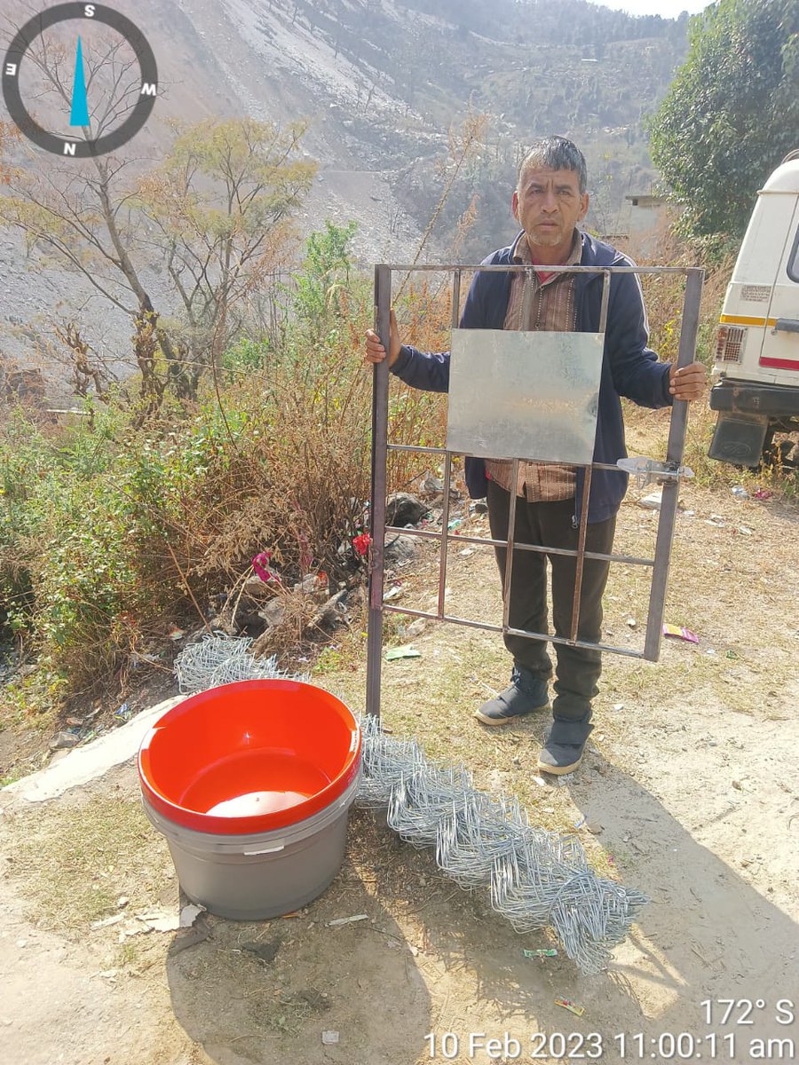Fiubag_uscgf's tweet photo. ग्राम गासी, मुनार, सौँग में परियोजना से जुड़े बकरी पालकों को ओपन बाड़ा सामग्री वितरित की गई ताकि बकरी प्रबंधन में बकरी पालकों को सुविधा मिल सके । @MdNcd @pashudhanUK @mdusgcf @UswdbCeo @basava_ias @sahakarita5 @Uttarakhandcoo1 @pashudhanUK #usgcf #goatvalley https://t.co/9es5dZvRQh
