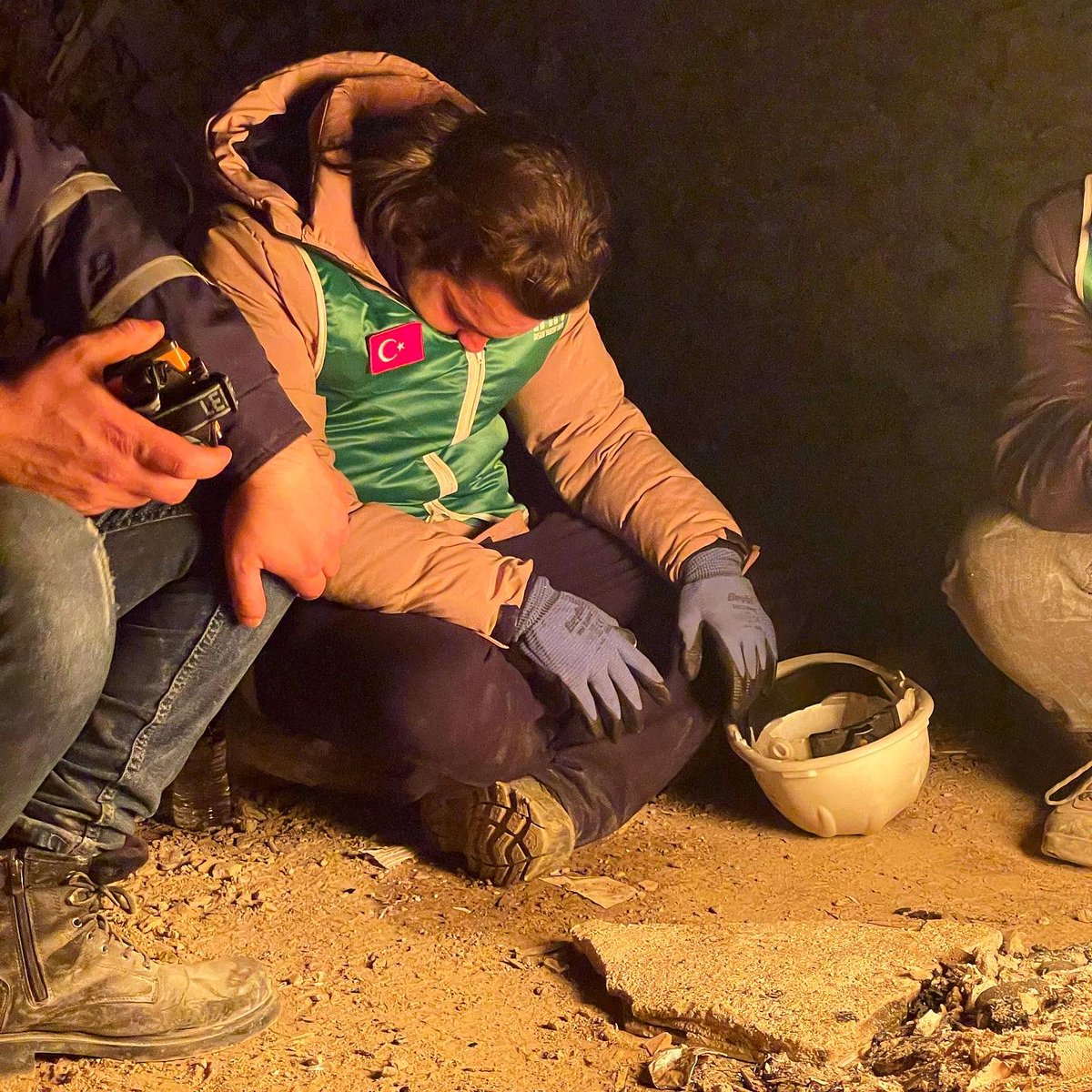 Yorulunca nasıl uyunuyor diye soruyorlar. 

İşte böyle uyunuyor…

<a href="/ihhinsaniyardim/">İHH</a> ekipleri amansız bir mücadele verdi. Şahidim… 

#Deprem