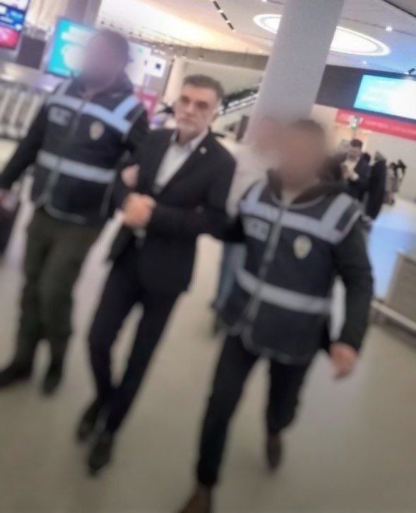 Emrah_memis77's tweet photo. Hatay, Antakya'daki depremde çöken, 250 daireli ve 1000 kişinin yaşadığı Rönesans Rezidans'ın müteahhitleri yurtdışına kaçmak istersen havalimanında yakalandığı bildiriliyor. https://t.co/h79qiOt7S6