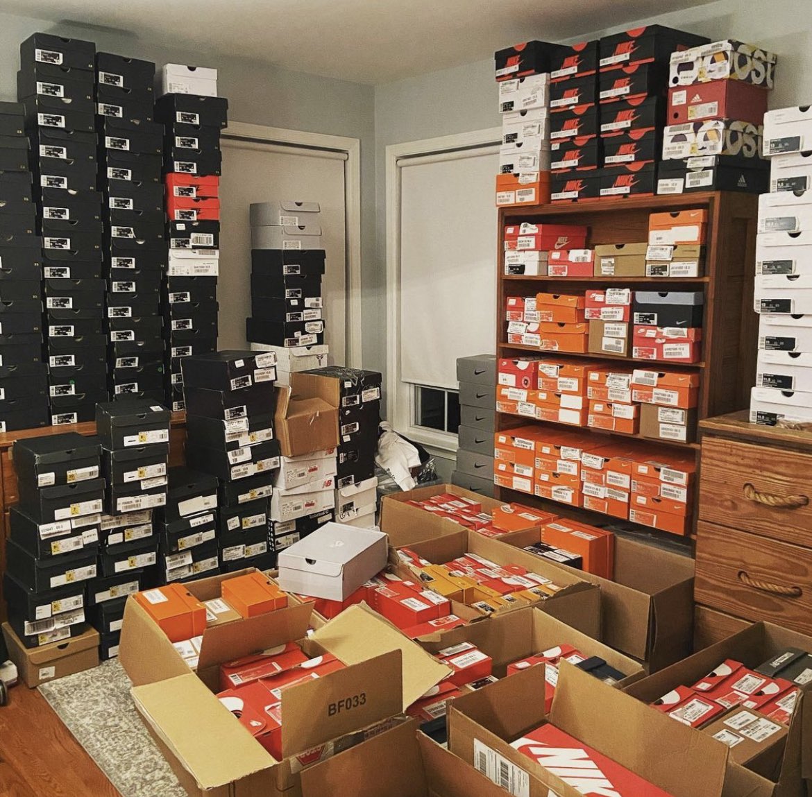 thecaseywoodard's tweet photo. 🔥 The ULTIMATE Sneaker-Flipping Thread 🔥

Step-by-step how to make money flipping sneakers. 

Let’s dive in ⬇️⬇️ https://t.co/7IEhvriOIk