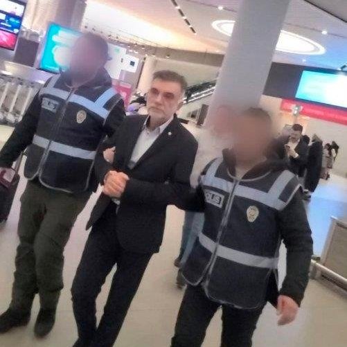 Hatay'da depremde yıkılan Rönesans Rezidans'ın müteahhidi Mehmet Yaşar Coşkun, yurt dışına çıkmaya çalışırken İstanbul Havalimanı'nda gözaltına alındı.