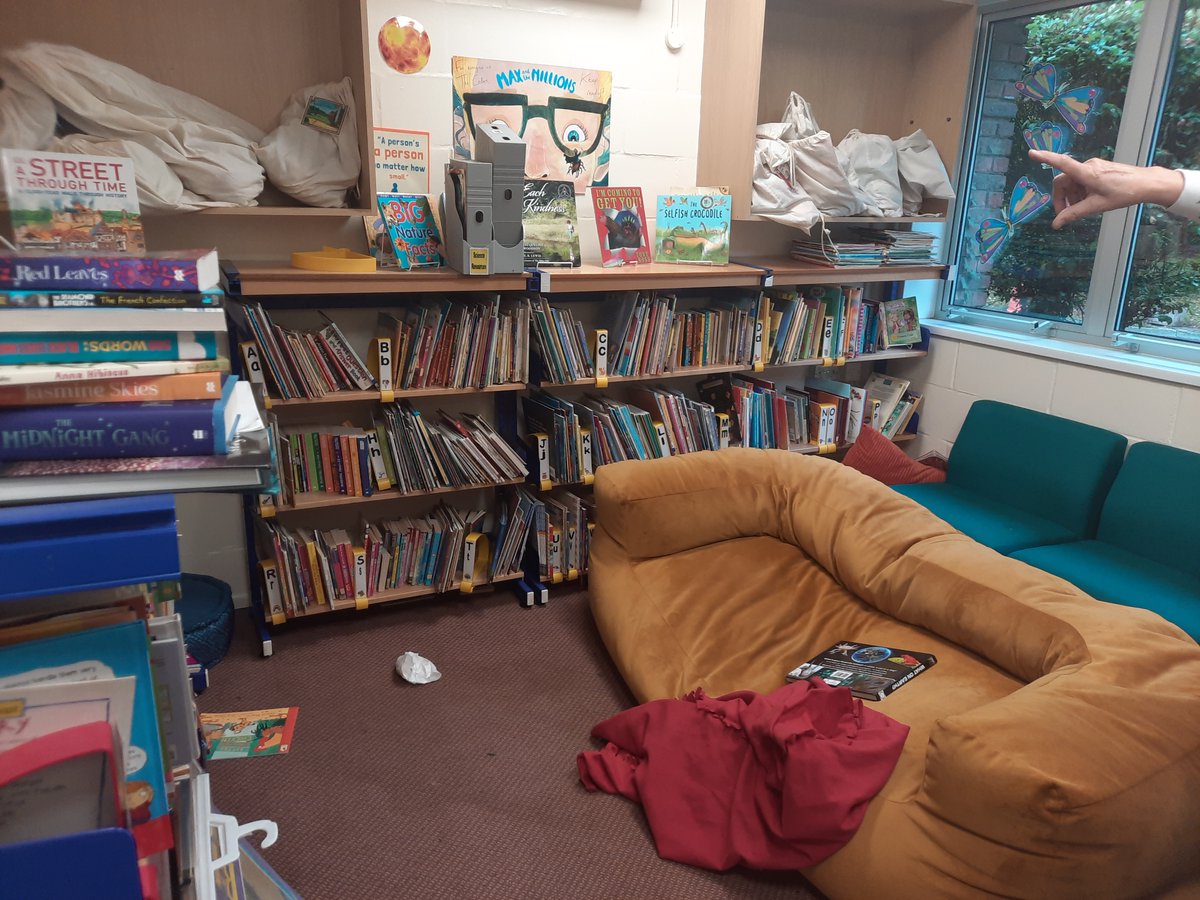 LBHLibraries's tweet image. 2/2... Here they have rejuvenated a tired, messy, and not altogether welcoming corner into a fresh and easy to navigate book nook: What a transformation!

#ServicesSpotlight #SchoolsLibraryService
@HounslowSLS