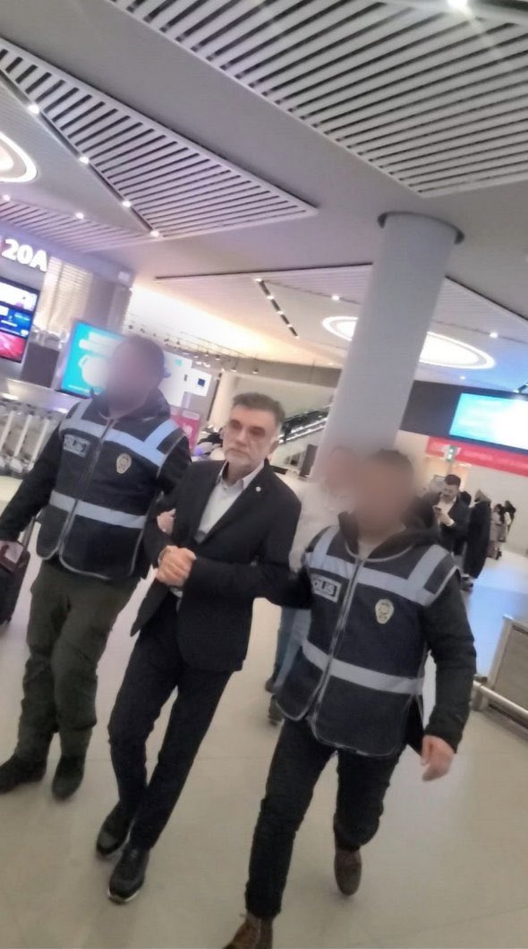 AtillaTasNet's tweet photo. Rönesans rezidansı yapan müteahhitler yurt dışına kaçmaya çalışırken havaalanında yakalanmışlar! Nereye arkadaşlar, daha karpuz keseceez!! https://t.co/pyLfP6daol