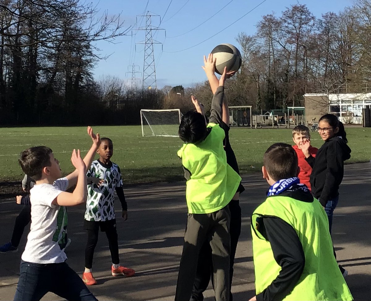 House Basketball round 2 was played in the beautiful sunshine yesterday with top and bottom of the table clashes. Falcons overcame a tough match vs Redkites to win 2-1 and the Hawks beat Eagles 4-0 which included an awesome “3 pointer” to clinch the match. Final round 23rd Feb🏀