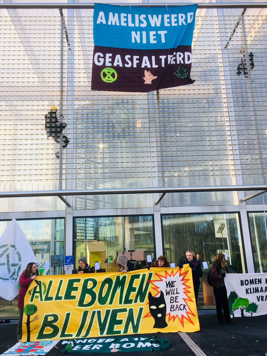 jankeeshelms's tweet photo. Amelisweerd niet geasfalteerd! Demo bij Rijkswaterstaat tegen de kap van bomen en tegen uitbreiding van snelwegen. @AmelisweerdG @NLRebellion https://t.co/SpQd1mXL4n