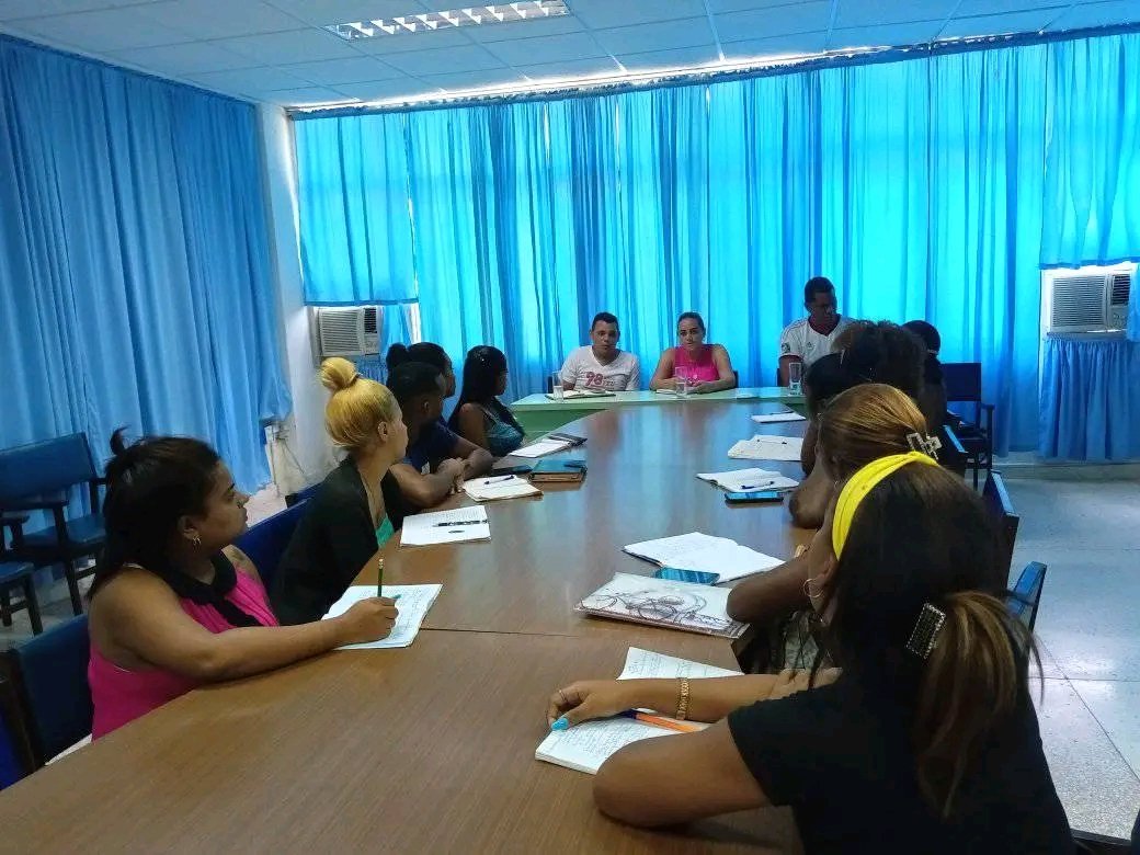 StgoUjc's tweet photo. Intercambia el Buró Provincial de la #UJC en #SantiagoDeCuba, con la reserva de Cuadro, en entrenamiento en la Escuela Provincial del #PCC, excelente espacio para #JuntarYVencer. 
#MejorEsPosible https://t.co/JcVhhclONH