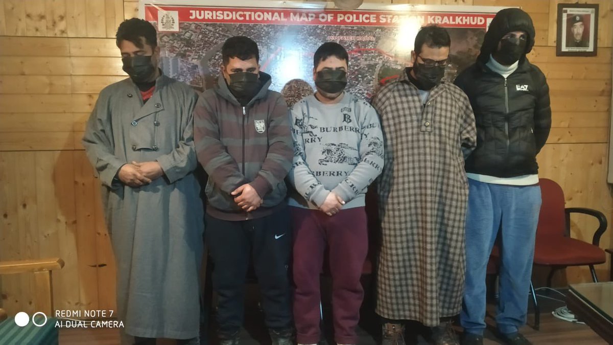 SrinagarPolice's tweet photo. On an information by diligent citizen, a gambling site was raided in Mandirbagh area resulting in five gamblers being apprehended, Stake money worth Rs. 1,12,870/-  , 3 cheques of amount 65000/- &amp; playing cards recovered. FIR registered under relevant section in Kralkhud PS. https://t.co/l8DUPdYA1D