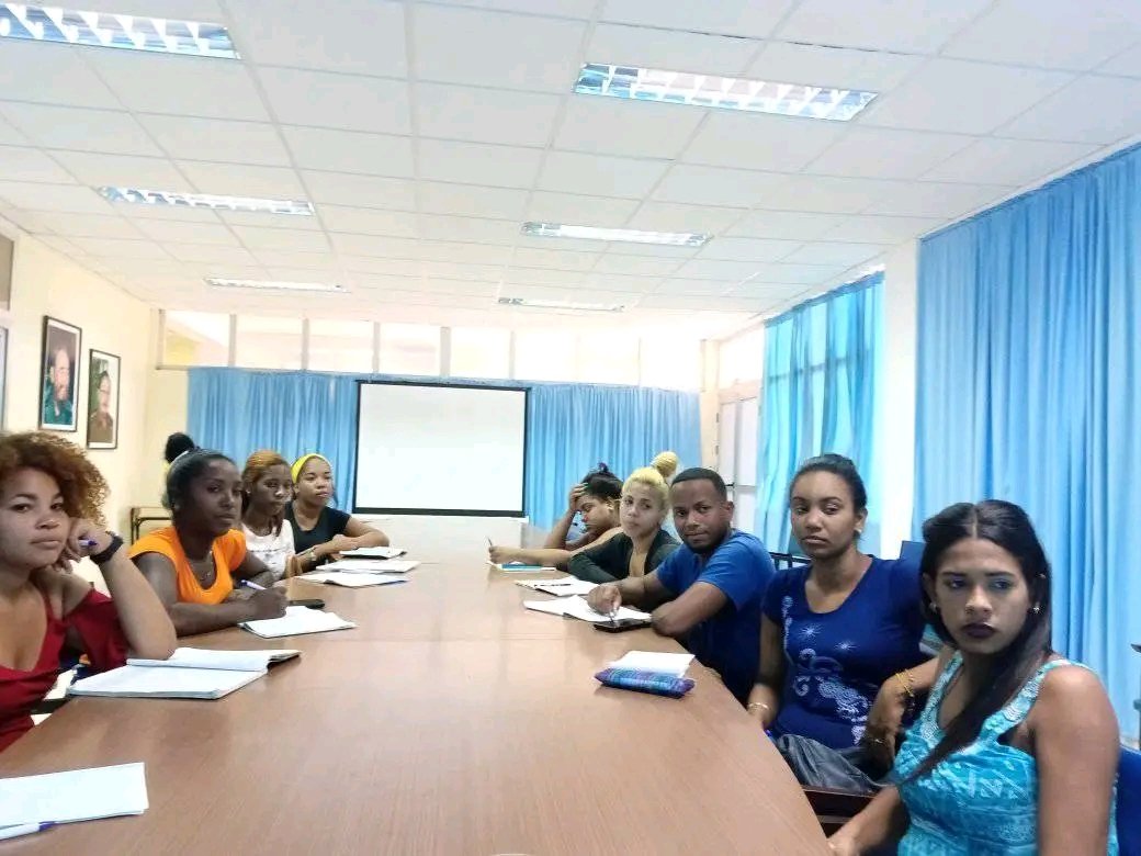StgoUjc's tweet photo. Intercambia el Buró Provincial de la #UJC en #SantiagoDeCuba, con la reserva de Cuadro, en entrenamiento en la Escuela Provincial del #PCC, excelente espacio para #JuntarYVencer. 
#MejorEsPosible https://t.co/JcVhhclONH