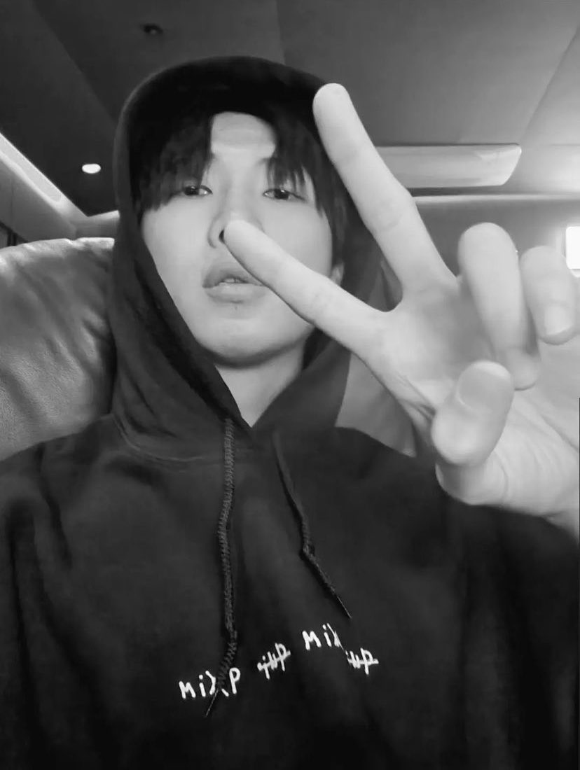 rmarchives's tweet photo. the boyfriend vibes… 😵‍💫 https://t.co/XUcDoXoiLE
