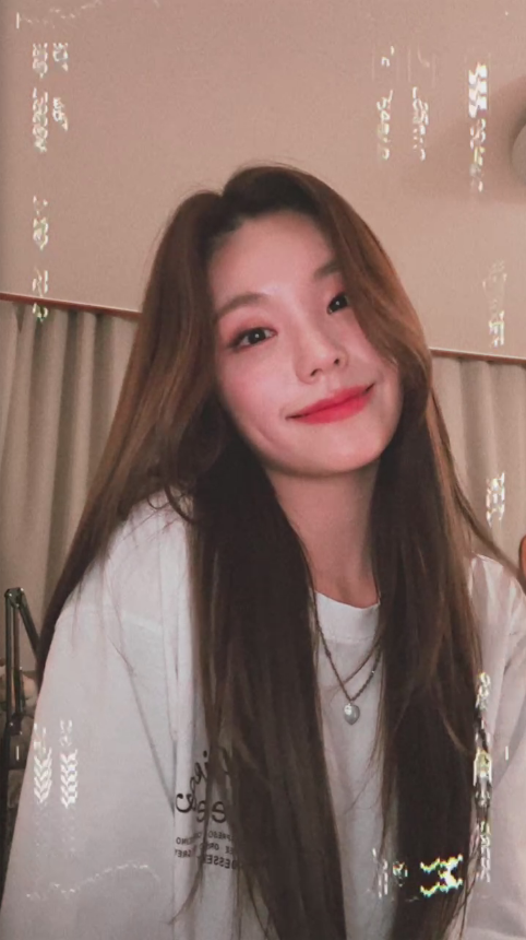YJF1LES's tweet photo. YEJI: 🖤 #57 capture time https://t.co/6kNWmi1afW