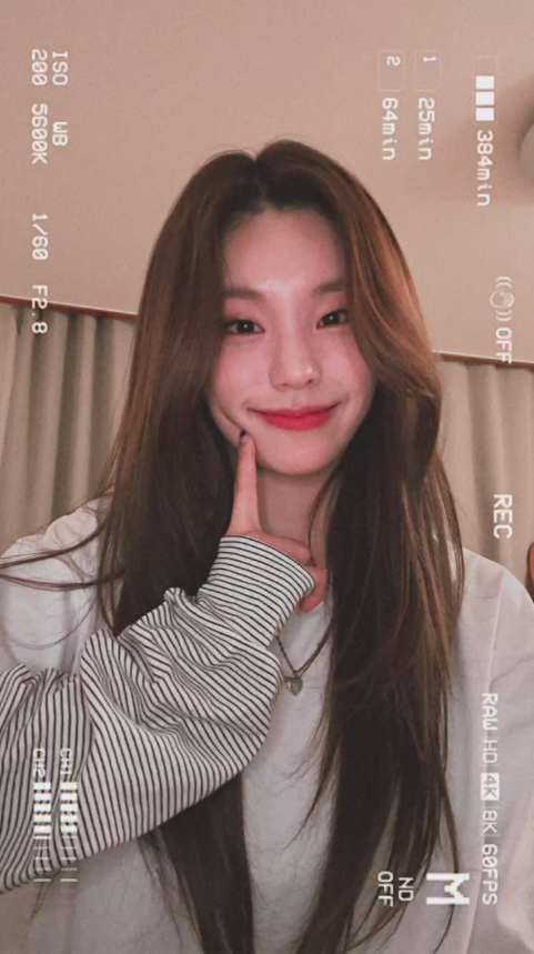 YJF1LES's tweet photo. YEJI: 🖤 #57 capture time https://t.co/6kNWmi1afW