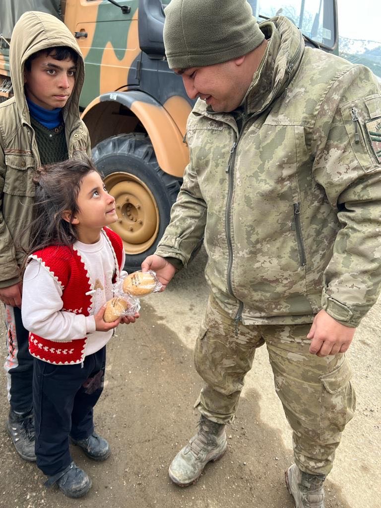 tcsavunma's tweet photo. Korkmak yok, üzülmek yok…

Devletimiz de milletimiz de Mehmetçiğimiz de tüm gücüyle yanınızda olmaya devam edecek!
Birlikte Güçlüyüz 🇹🇷 https://t.co/kRAQr00TEB