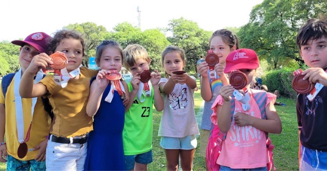 Rugby para los/as más chicos/as 🎪😍

👉🏻 Los chicos y chicas de la Escuela de Verano pasaron por nuestras canchas para el Taller de Rugby, con la idea de conocer un poco más del deporte y divertirse con la guinda en la mano.

¡Hermosa mañana en el lugar más lindo del mundo! ❤️