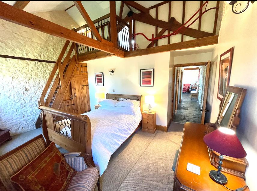 TheHolidayCots's tweet image. Book your next vacation to Wales and stay at the spacious and comfortable Llanvithyn Cottage. It is packed with original features.
🛌Sleeps 1-8
theholidaycottages.co.uk/Glamorgan/13605
#Llancarfan #Cowbridge #Cardiff #Glamorgan #HolidayCottage #HotTub #Barn #Quality #Medieval  #CityCentre
