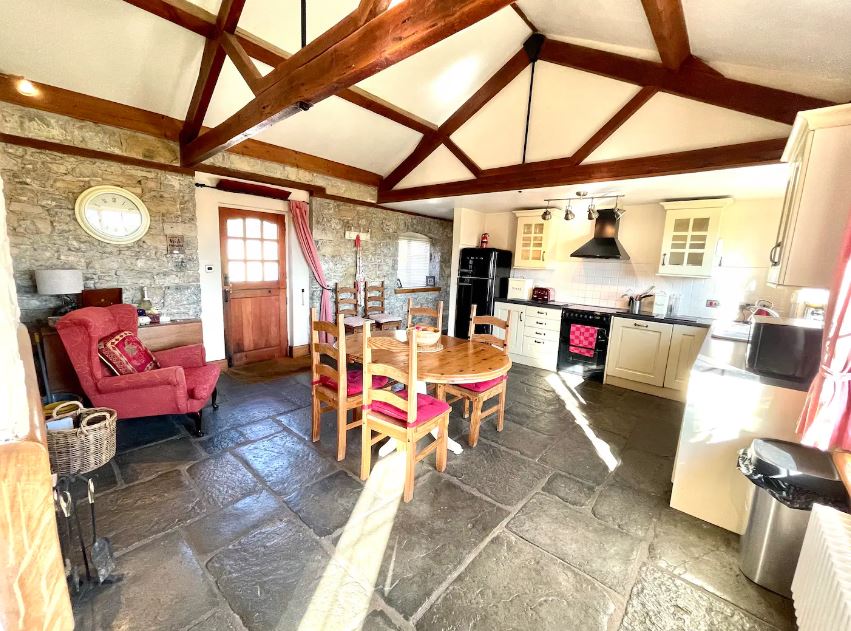 TheHolidayCots's tweet image. Book your next vacation to Wales and stay at the spacious and comfortable Llanvithyn Cottage. It is packed with original features.
🛌Sleeps 1-8
theholidaycottages.co.uk/Glamorgan/13605
#Llancarfan #Cowbridge #Cardiff #Glamorgan #HolidayCottage #HotTub #Barn #Quality #Medieval  #CityCentre