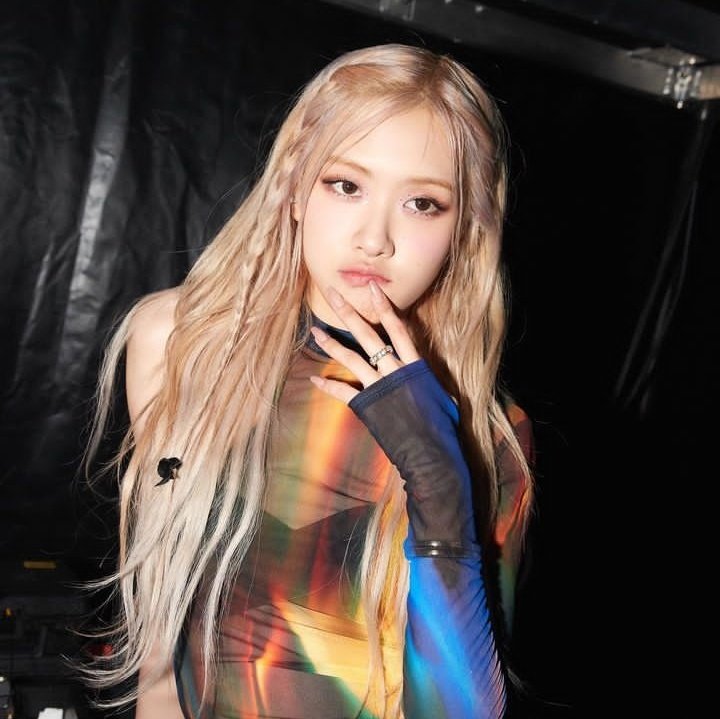 aespink_gallery's tweet photo. happy birthday to our aesthetic queen from blackpink, Rosé!🎂🎉

DAZZLING ROSÉ TURNS 26
#EasyToLoveROSÉDay
#자_오늘밤이야_해피_로제데이 https://t.co/R7UJV4nJE9