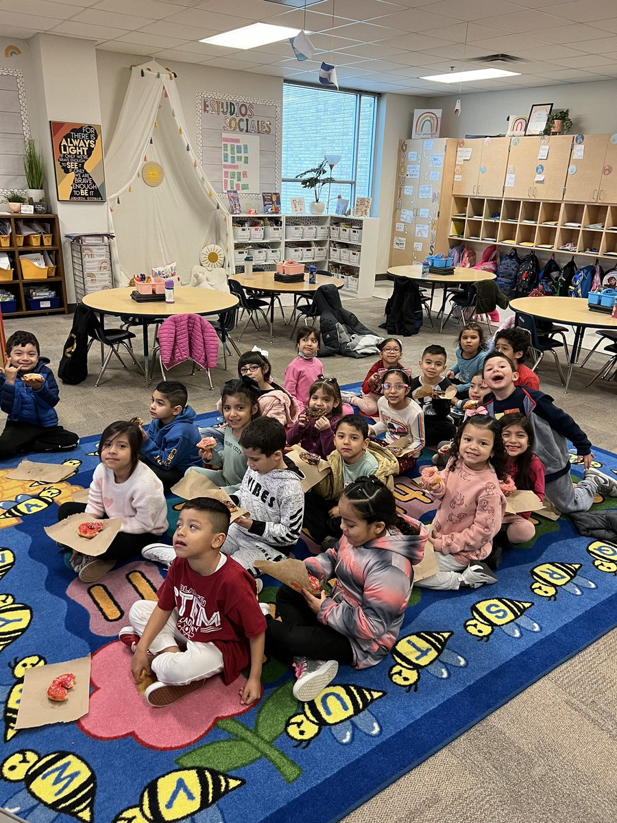 missortizsclass's tweet photo. Everyone in our class reached their iStation and Dreambox goals this week, so naturally we had a DONUT PARTY🍩🍩🍩! So proud of my hardworking little bulldogs💙@BlantonBulldogs https://t.co/HS5pfvA74v