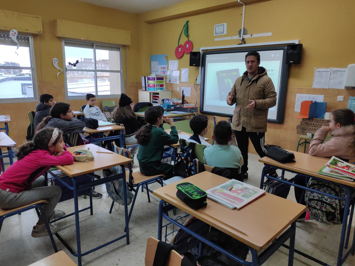 ReinodeDrakon's tweet photo. El jueves 9 de Febrero tuve la oportunidad de volver al colegio público Juan Sebastián El Cano de la ciudad de Algeciras. Un colegio que fomenta la lectura al 100% y con actividades como esta se demuestra. 
En esta ocasión hemos presentado el libro Eyra y el Lobo . https://t.co/fyKU9RQcwx