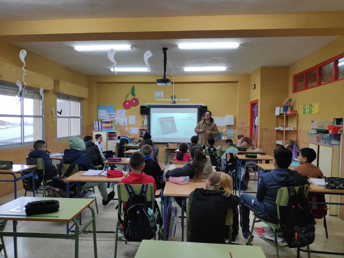 ReinodeDrakon's tweet photo. El jueves 9 de Febrero tuve la oportunidad de volver al colegio público Juan Sebastián El Cano de la ciudad de Algeciras. Un colegio que fomenta la lectura al 100% y con actividades como esta se demuestra. 
En esta ocasión hemos presentado el libro Eyra y el Lobo . https://t.co/fyKU9RQcwx