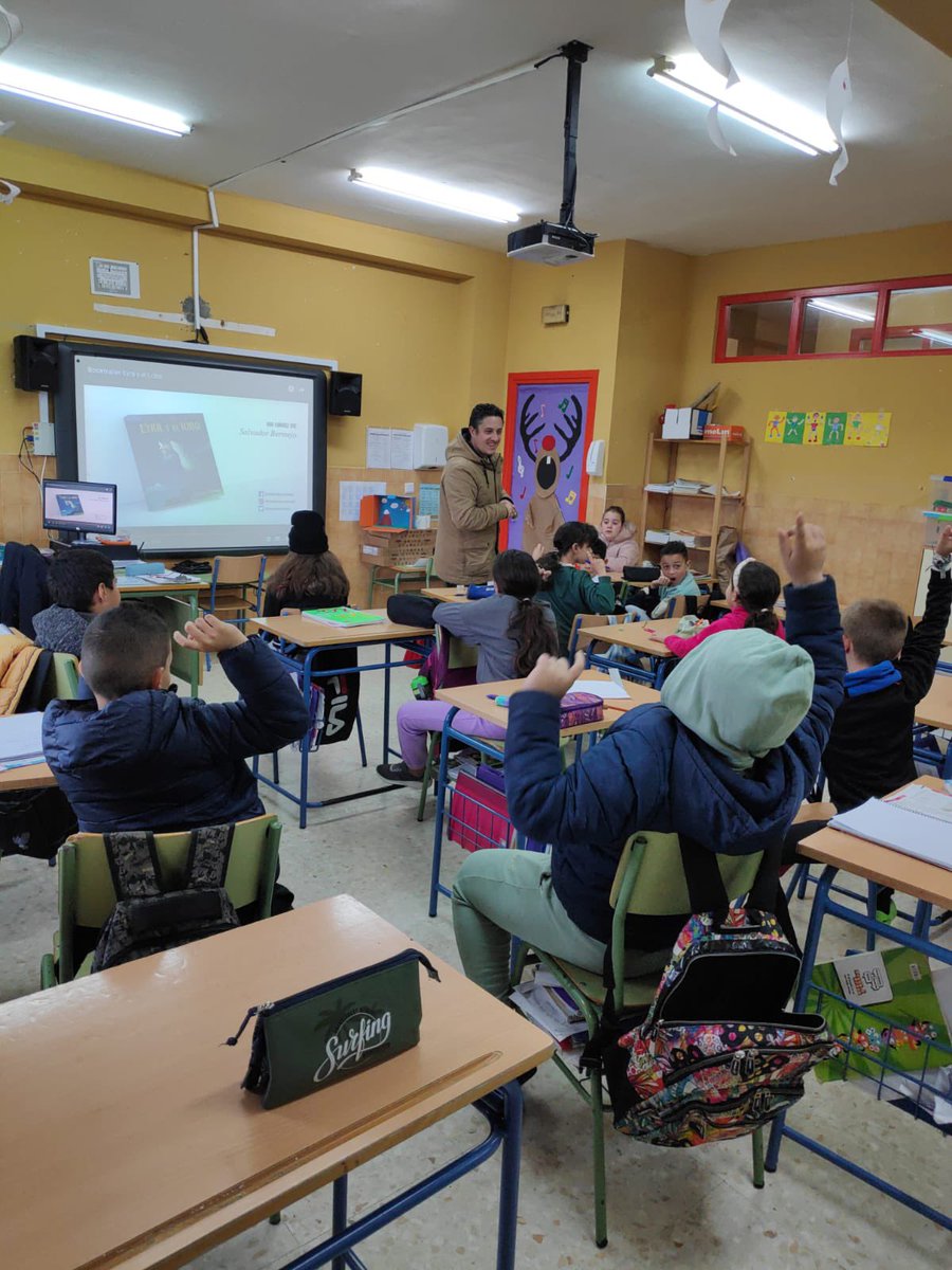 ReinodeDrakon's tweet photo. El jueves 9 de Febrero tuve la oportunidad de volver al colegio público Juan Sebastián El Cano de la ciudad de Algeciras. Un colegio que fomenta la lectura al 100% y con actividades como esta se demuestra. 
En esta ocasión hemos presentado el libro Eyra y el Lobo . https://t.co/fyKU9RQcwx