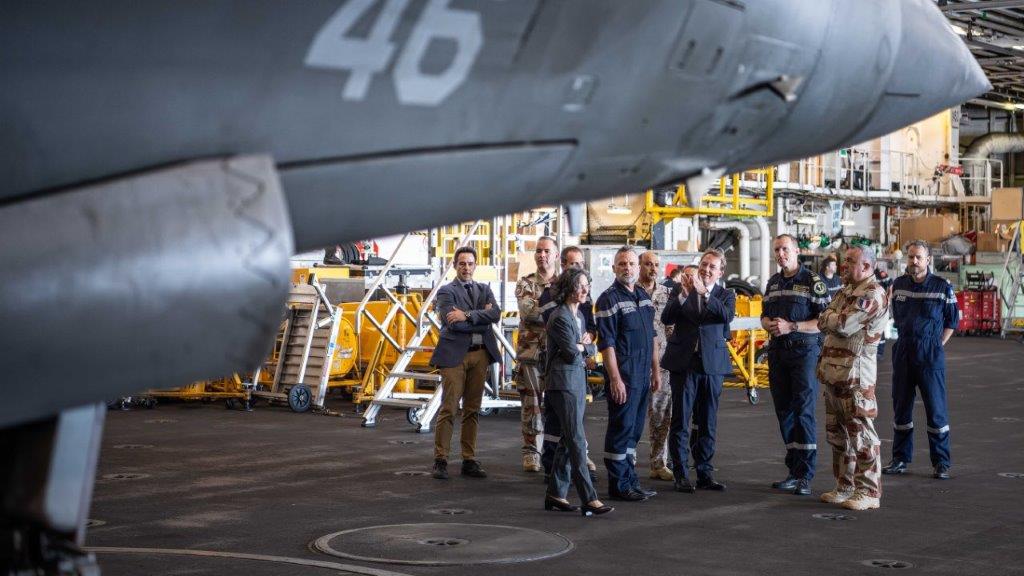 ludovic_pouille's tweet photo. Merci au vice-amiral Christophe CLUZEL, commandant la #TaskForce473, pour son parfait accueil sur le Charles de Gaulle, tête de pont du Groupe aéronaval 🇫🇷, et pour la conduite exemplaire de la mission #ANTARES au service de la paix et de la liberté des espaces aéromaritimes. https://t.co/XEiTZw8qgB