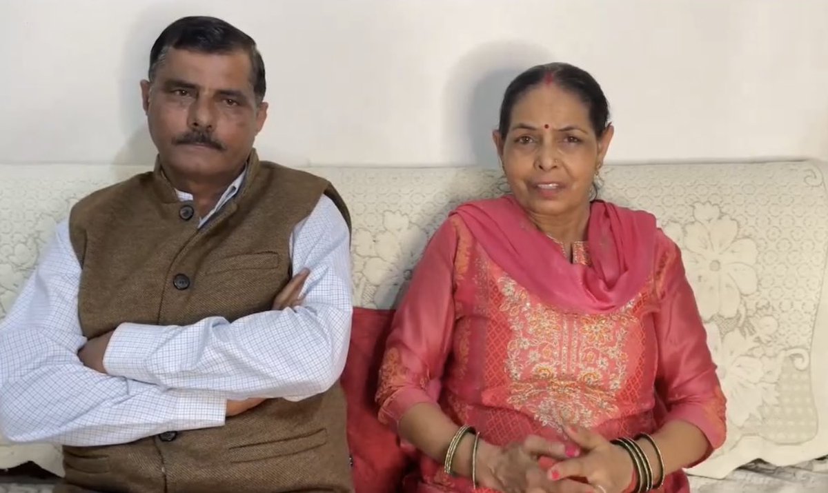 Omg Priyanka’s parents are so so cute ❤️❤️ guys even they’ve appealed for Pri. Make sure she wins. Just 2 more days. Also drop some love for her parents on her new post 🥰🥰

instagram.com/reel/CofG2OFBa…

#VoteForPriyanka
#PriyankaChaharChoudhary