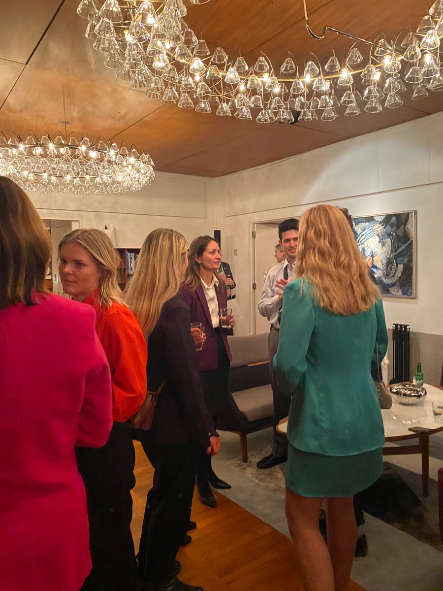 DKambUSA's tweet photo. Fun &amp; inspiring to receive a bunch of smart students from @georgetown Center for 🇩🇪&amp; European studies. Annual Transatlantic seminar today focuses on the green &amp; digital transition in Europe – a topic close to our hearts at the 🇩🇰Embassy. Future decision makers are key💚#DKinUSA https://t.co/Im15jTDxRJ