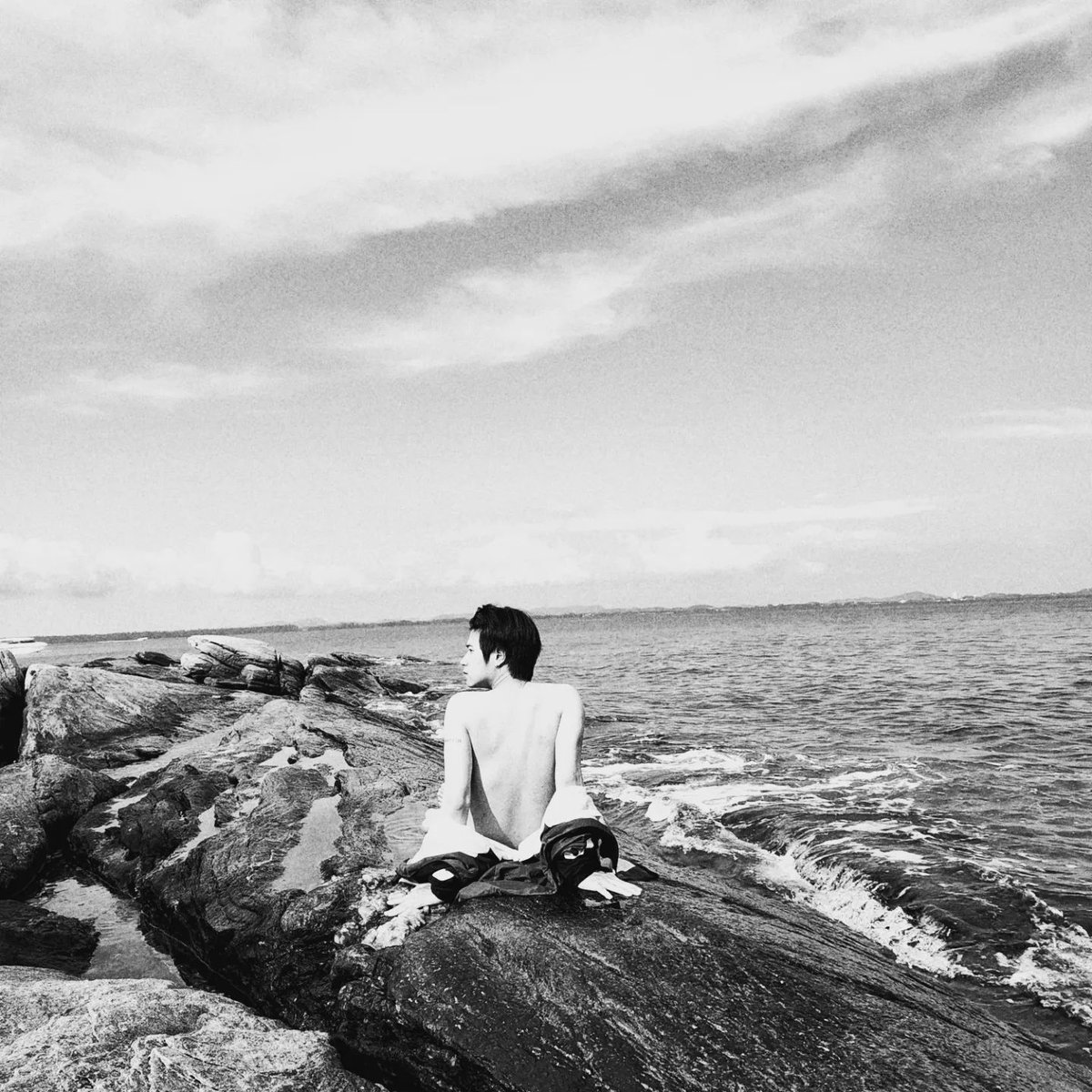 MeanPlanPH's tweet photo. [UPDATE] ⬆️

230210 ~ IT'S JUST "BLUE" 💙

The color blue looks cool. It reminds us the color of the sea and sky. It also reminds us of "someone" who loves the color blue, Plan. 🤭

© Plan's IG post @.iplann

#PlanRathavit
#คนของแปลน
#MeanPlanPH
~ 🌠 https://t.co/jmJkOtqdnT