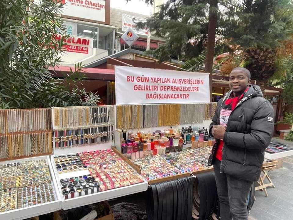 samsungeyikcom's tweet photo. Samsun Site Camisinin orada açmış olduğu seyyar tezgah ile geçimini sağlayan Ebubekir Drame bugün tezgahında satılan tüm ürünlerin gelirini depremzedelere bağışlayacağını söyledi. 🙏 https://t.co/DyvYFODe38