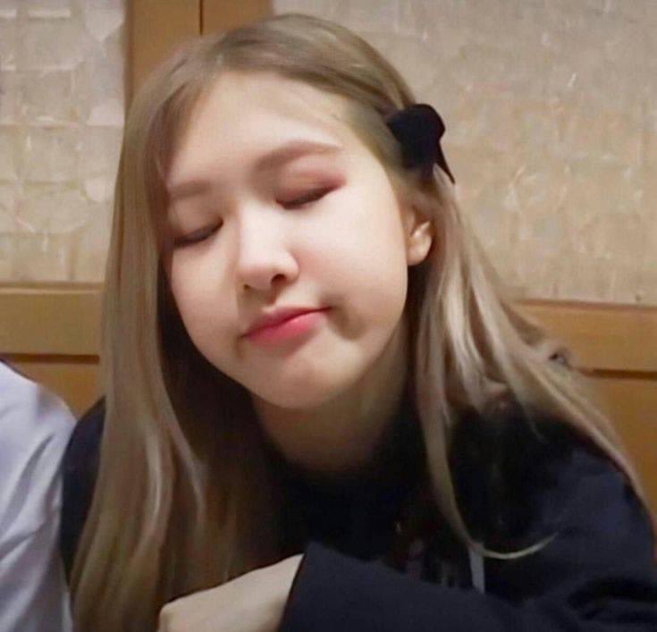 haniunini's tweet photo. happy birthday Chaeyoung chúc cục Chaeng hơn nữa 50 có nhiều thành công trong cuộc sốnggg hí hí #EasyToLoveROSÉDay #자_오늘밤이야_해피_로제데이 https://t.co/sB9elK6laV