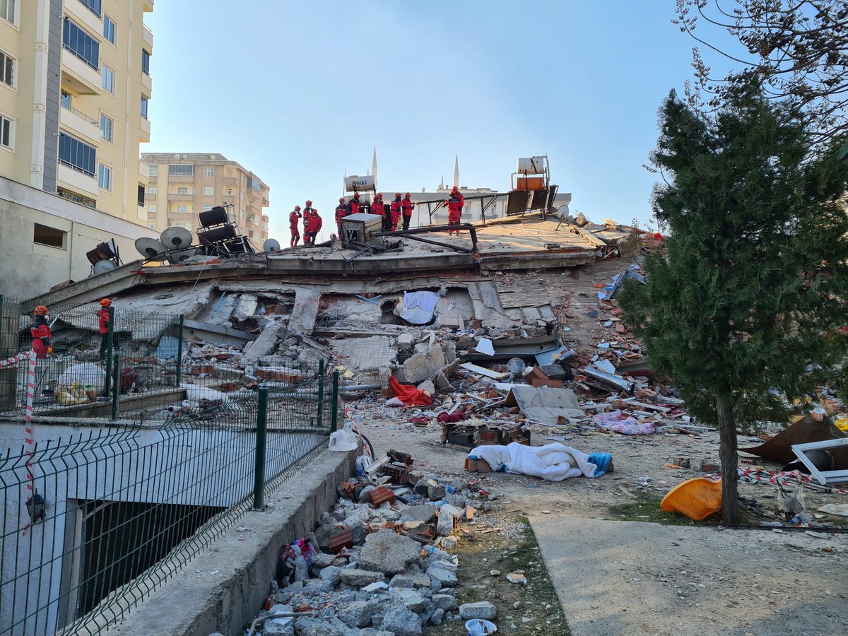 aguclu's tweet photo. TERMAL KAMERA İLE CANLI Tesbit Edilmiştir. otoparktan titreşim sesi geliyor. 8 canlı tespit edildi. Ekipve ekipmanlar çok yetersiz ACİL RT Karamanlimahallesi Adnan Menderesbulvarı Şekerdere caddesi no:29aktaş apt. Kat :1 no:2 (A101 market üzeri) MARAŞ  @BabalaTv
@AKUT_Dernegi https://t.co/f8B7pkdR1Q