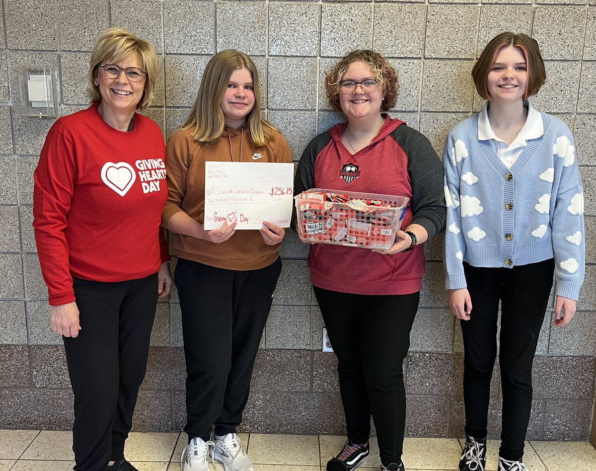 South MS Sources of Strength Ss sold suckers for Giving Hearts Day. Thank you to Tana Thorfinnson, SOS Leader #GreatJob HT <a href="/southms_gf/">South Middle School</a> HT <a href="/1tanat/">Tana Thorfinnson</a> #GivingHeartsDay #GFSchools #HelpSomeone