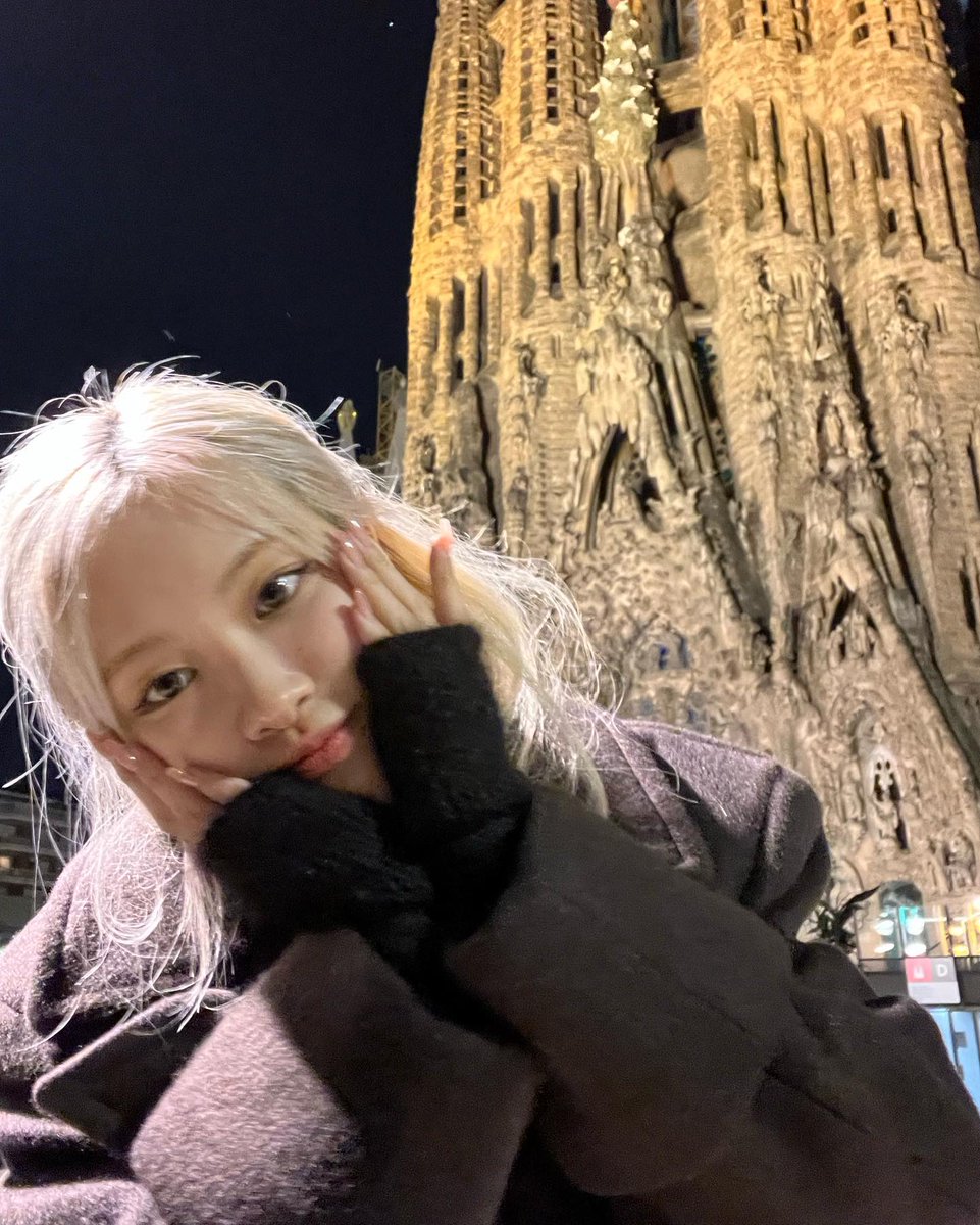 rljj16's tweet photo. DAZZLING ROSÉ TURNS 26
#EasyToLoveROSÉDay
#자_오늘밤이야_해피_로제데이 https://t.co/ePV90Vh1CV