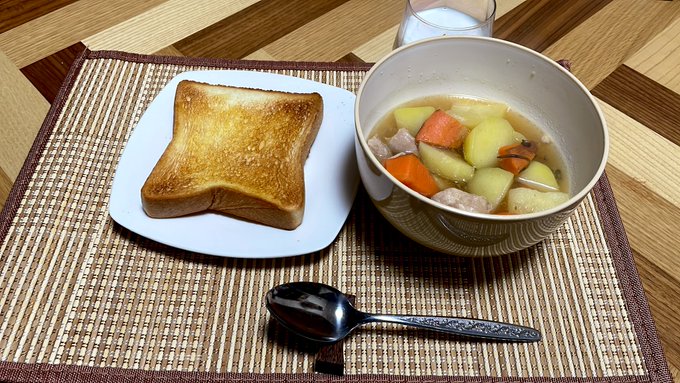 気づいたら日を跨いでいましたが夕飯を食べます。今日はポトフ。 