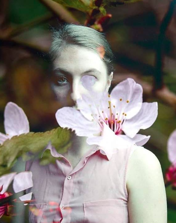 emilye_97's tweet photo. @DarrenSRS My floral mental health portraits instagram@emilyelliottphotography https://t.co/J8lYv7jiUI