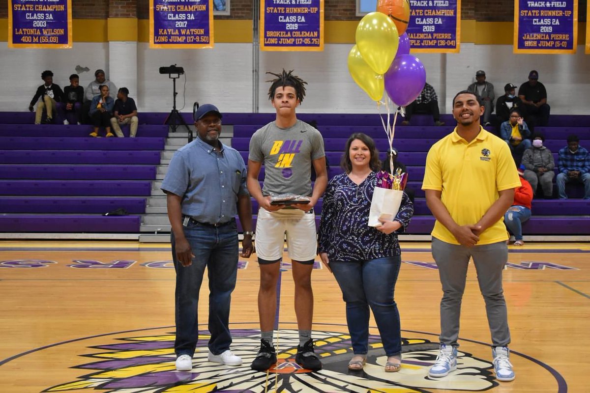 AmiteHoops's tweet photo. 💜Congratulations to our Seniors!💜
@tk_trev19 @neal23x @shiftysim 
@3threejuno @jalenvernon1 @its_lemarharris pt1 https://t.co/wBqFU8EsqL