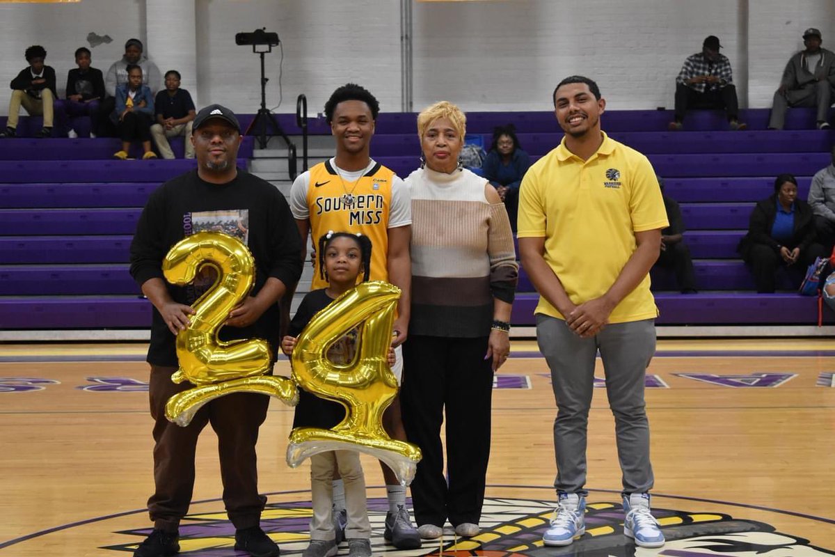 💜Congratulations to our Seniors!💜
<a href="/tk_trev19/">Trevor Landrew🃏</a> <a href="/neal23x/">Ronneal Harold ✪</a> <a href="/shiftysim/">Simeon Powell</a> 
@3threejuno <a href="/jalenvernon1/">jalen vernon</a> <a href="/its_lemarharris/">Lemar Harris</a> pt1