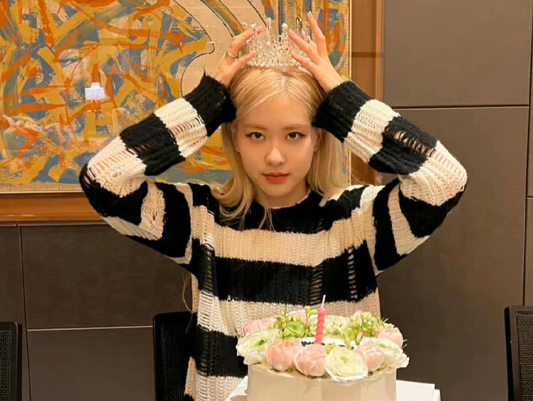 villainpinks's tweet photo. HAPPY BIRTHDAY ROSEANNE 🤍

DAZZLING ROSÉ TURNS 26
#자_오늘밤이야_해피_로제데이
#EasyToLoveROSÉDay @BLACKPINK https://t.co/qYiNK8A57S