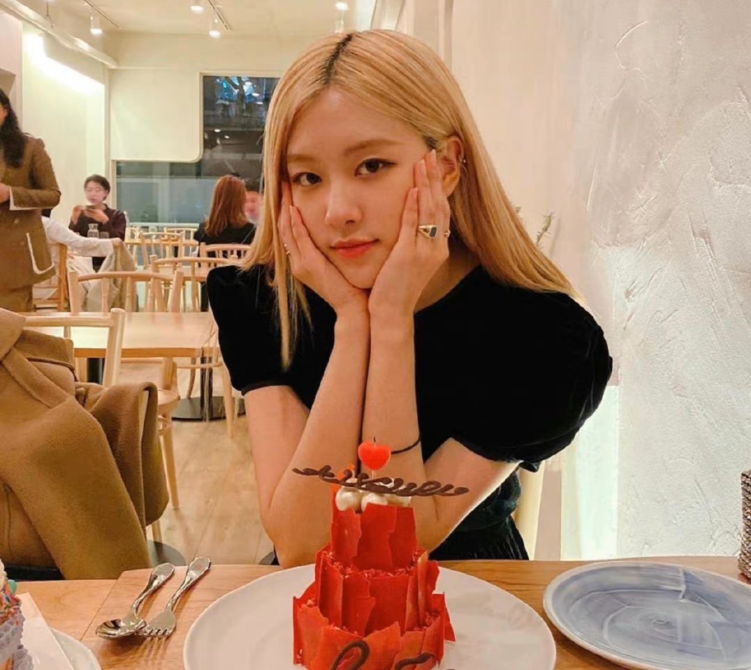 villainpinks's tweet photo. HAPPY BIRTHDAY ROSEANNE 🤍

DAZZLING ROSÉ TURNS 26
#자_오늘밤이야_해피_로제데이
#EasyToLoveROSÉDay @BLACKPINK https://t.co/qYiNK8A57S