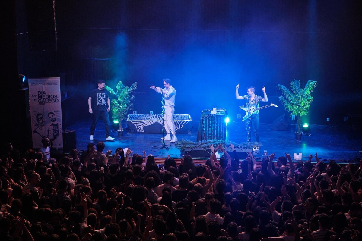 RevistaPincha's tweet photo. 🙌Que ben o pasamos no festival que organizou @mediosengalego na Sala Capitol cos concertos de Ortiga e Grande Amore polo #DiadosMediosenGalego💙

📌Coa colaboración de @SXPL, a Dep da Coruña e o @PazodeRaxoi 

ℹ️Máis info: https://t.co/ktiVcJPZYp

#MoveaLingua #somospincha https://t.co/xGTVgye2JI