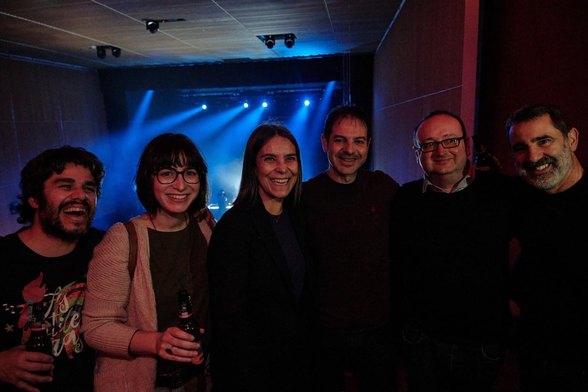 RevistaPincha's tweet photo. 🙌Que ben o pasamos no festival que organizou @mediosengalego na Sala Capitol cos concertos de Ortiga e Grande Amore polo #DiadosMediosenGalego💙

📌Coa colaboración de @SXPL, a Dep da Coruña e o @PazodeRaxoi 

ℹ️Máis info: https://t.co/ktiVcJPZYp

#MoveaLingua #somospincha https://t.co/xGTVgye2JI