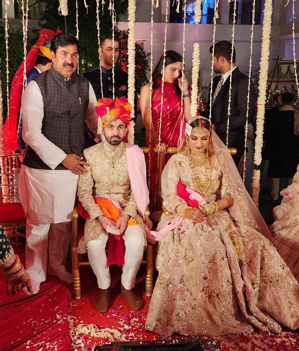 आज होटल कलार्क्स आमेर, जयपुर में श्री अजय सिंह किलक (पूर्व मंत्री, राजस्थान) के सुपुत्र (अभिजीत सिंह) के शुभ विवाह समारोह में पहुंच कर वर व वधु को आशीर्वाद दिया एवं परिवारजनों को मंगल परिणोत्सव की शुभकामनाएं दी।
<a href="/AjaysinghKilak/">Ajay Singh Kilak</a>