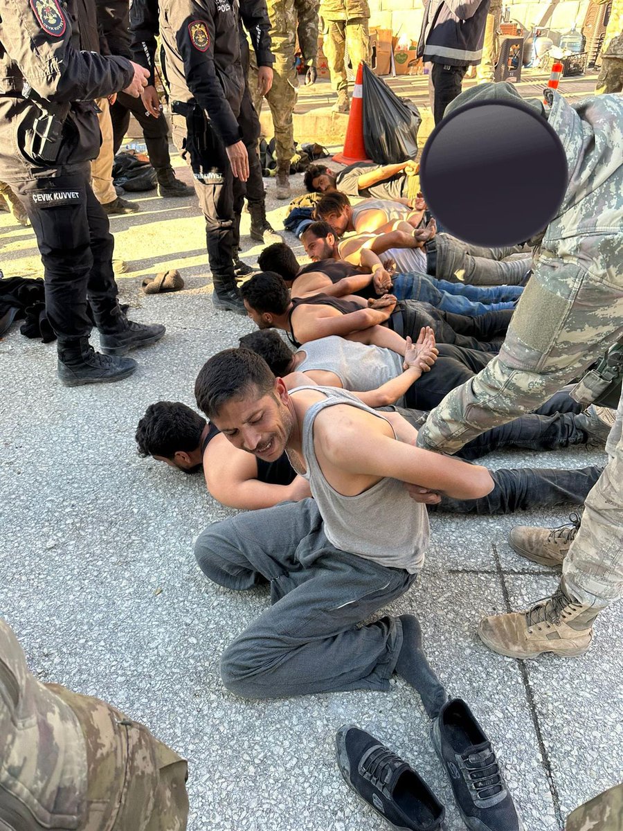 Hatay'da, araçla yol kesip yardım tırlarını gasp eden çete, bölgeye giden Özel Harekat Polisleri tarafından gözaltına alındı.

Şerefiz köpekler